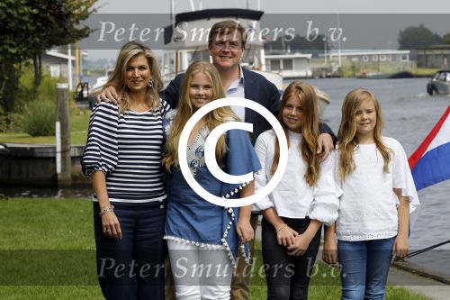 Warmond 7 juli 2017
Koninklijk fotouurtje in Warmond . Koning Willem Alexander Koningin Maxima prionses Amalia Ariane en Alexia komen aanvaren met een sloep.