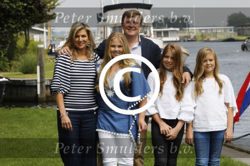 Warmond 7 juli 2017
Koninklijk fotouurtje in Warmond . Koning Willem Alexander Koningin Maxima prionses Amalia Ariane en Alexia komen aanvaren met een sloep.