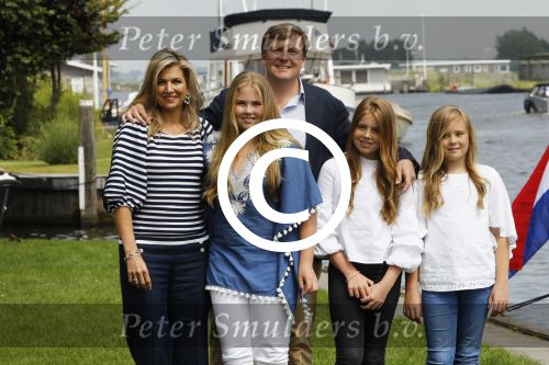 Warmond 7 juli 2017
Koninklijk fotouurtje in Warmond . Koning Willem Alexander Koningin Maxima prionses Amalia Ariane en Alexia komen aanvaren met een sloep.