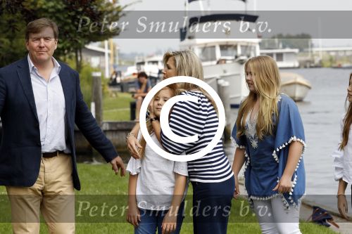 Warmond 7 juli 2017
Koninklijk fotouurtje in Warmond . Koning Willem Alexander Koningin Maxima prionses Amalia Ariane en Alexia komen aanvaren met een sloep.