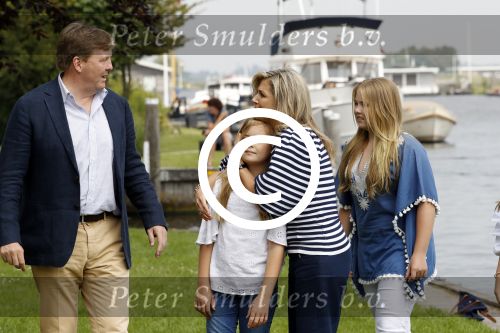 Warmond 7 juli 2017
Koninklijk fotouurtje in Warmond . Koning Willem Alexander Koningin Maxima prionses Amalia Ariane en Alexia komen aanvaren met een sloep.