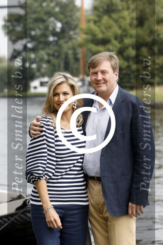 Warmond 7 juli 2017
Koninklijk fotouurtje in Warmond . Koning Willem Alexander Koningin Maxima prionses Amalia Ariane en Alexia komen aanvaren met een sloep.