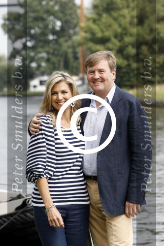Warmond 7 juli 2017
Koninklijk fotouurtje in Warmond . Koning Willem Alexander Koningin Maxima prionses Amalia Ariane en Alexia komen aanvaren met een sloep.