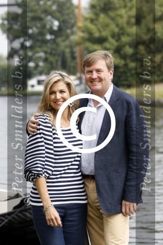 Warmond 7 juli 2017
Koninklijk fotouurtje in Warmond . Koning Willem Alexander Koningin Maxima prionses Amalia Ariane en Alexia komen aanvaren met een sloep.