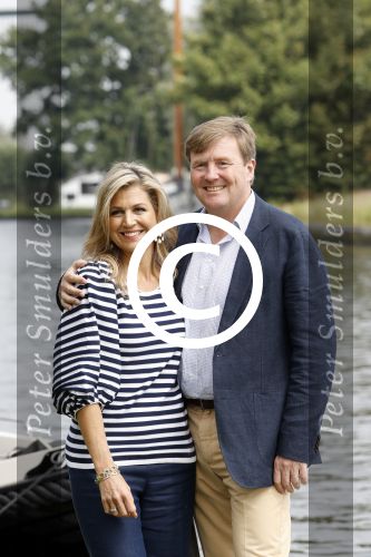 Warmond 7 juli 2017
Koninklijk fotouurtje in Warmond . Koning Willem Alexander Koningin Maxima prionses Amalia Ariane en Alexia komen aanvaren met een sloep.