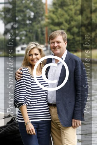 Warmond 7 juli 2017
Koninklijk fotouurtje in Warmond . Koning Willem Alexander Koningin Maxima prionses Amalia Ariane en Alexia komen aanvaren met een sloep.