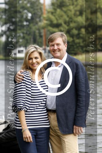 Warmond 7 juli 2017
Koninklijk fotouurtje in Warmond . Koning Willem Alexander Koningin Maxima prionses Amalia Ariane en Alexia komen aanvaren met een sloep.