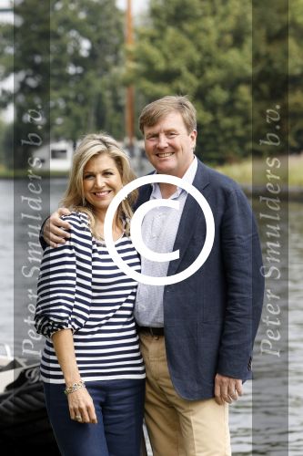 Warmond 7 juli 2017
Koninklijk fotouurtje in Warmond . Koning Willem Alexander Koningin Maxima prionses Amalia Ariane en Alexia komen aanvaren met een sloep.
