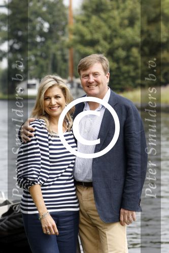 Warmond 7 juli 2017
Koninklijk fotouurtje in Warmond . Koning Willem Alexander Koningin Maxima prionses Amalia Ariane en Alexia komen aanvaren met een sloep.