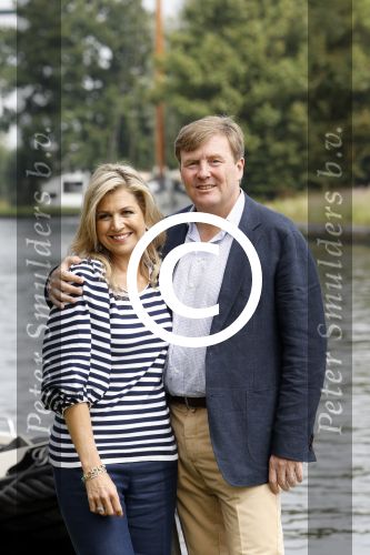 Warmond 7 juli 2017
Koninklijk fotouurtje in Warmond . Koning Willem Alexander Koningin Maxima prionses Amalia Ariane en Alexia komen aanvaren met een sloep.