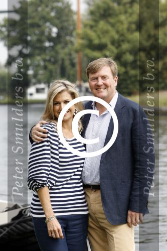 Warmond 7 juli 2017
Koninklijk fotouurtje in Warmond . Koning Willem Alexander Koningin Maxima prionses Amalia Ariane en Alexia komen aanvaren met een sloep.