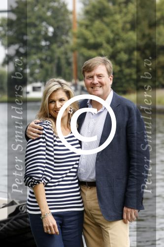 Warmond 7 juli 2017
Koninklijk fotouurtje in Warmond . Koning Willem Alexander Koningin Maxima prionses Amalia Ariane en Alexia komen aanvaren met een sloep.