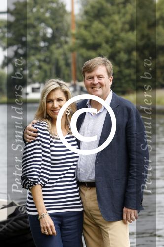 Warmond 7 juli 2017
Koninklijk fotouurtje in Warmond . Koning Willem Alexander Koningin Maxima prionses Amalia Ariane en Alexia komen aanvaren met een sloep.