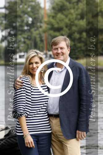 Warmond 7 juli 2017
Koninklijk fotouurtje in Warmond . Koning Willem Alexander Koningin Maxima prionses Amalia Ariane en Alexia komen aanvaren met een sloep.