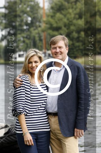 Warmond 7 juli 2017
Koninklijk fotouurtje in Warmond . Koning Willem Alexander Koningin Maxima prionses Amalia Ariane en Alexia komen aanvaren met een sloep.