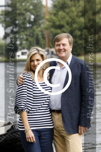 Warmond 7 juli 2017
Koninklijk fotouurtje in Warmond . Koning Willem Alexander Koningin Maxima prionses Amalia Ariane en Alexia komen aanvaren met een sloep.