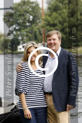 Warmond 7 juli 2017
Koninklijk fotouurtje in Warmond . Koning Willem Alexander Koningin Maxima prionses Amalia Ariane en Alexia komen aanvaren met een sloep.