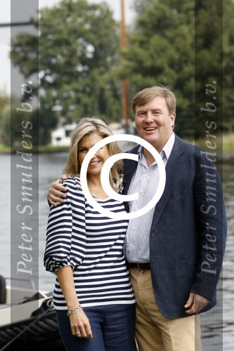 Warmond 7 juli 2017
Koninklijk fotouurtje in Warmond . Koning Willem Alexander Koningin Maxima prionses Amalia Ariane en Alexia komen aanvaren met een sloep.