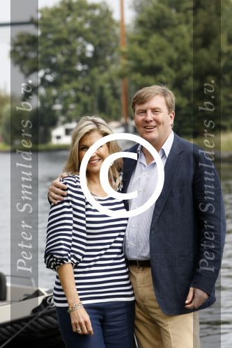 Warmond 7 juli 2017
Koninklijk fotouurtje in Warmond . Koning Willem Alexander Koningin Maxima prionses Amalia Ariane en Alexia komen aanvaren met een sloep.