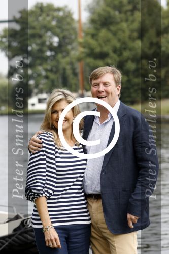 Warmond 7 juli 2017
Koninklijk fotouurtje in Warmond . Koning Willem Alexander Koningin Maxima prionses Amalia Ariane en Alexia komen aanvaren met een sloep.