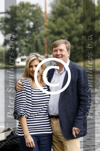 Warmond 7 juli 2017
Koninklijk fotouurtje in Warmond . Koning Willem Alexander Koningin Maxima prionses Amalia Ariane en Alexia komen aanvaren met een sloep.