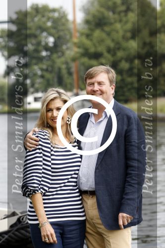 Warmond 7 juli 2017
Koninklijk fotouurtje in Warmond . Koning Willem Alexander Koningin Maxima prionses Amalia Ariane en Alexia komen aanvaren met een sloep.