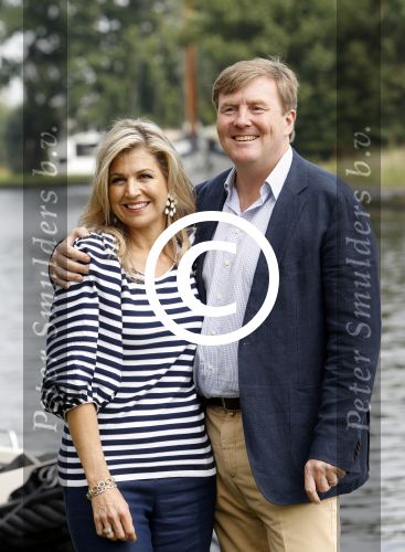 Warmond 7 juli 2017
Koninklijk fotouurtje in Warmond . Koning Willem Alexander Koningin Maxima prionses Amalia Ariane en Alexia komen aanvaren met een sloep.