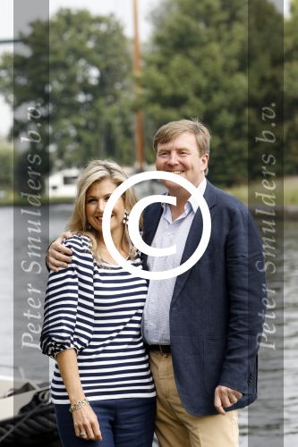 Warmond 7 juli 2017
Koninklijk fotouurtje in Warmond . Koning Willem Alexander Koningin Maxima prionses Amalia Ariane en Alexia komen aanvaren met een sloep.