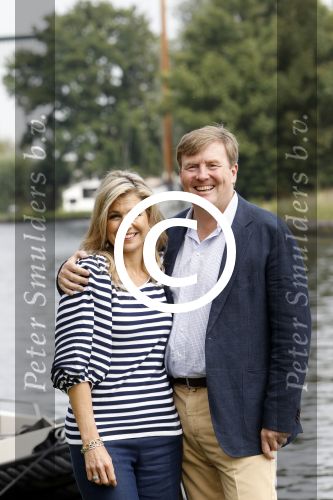 Warmond 7 juli 2017
Koninklijk fotouurtje in Warmond . Koning Willem Alexander Koningin Maxima prionses Amalia Ariane en Alexia komen aanvaren met een sloep.