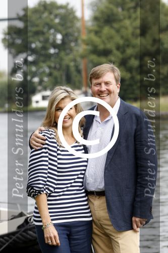 Warmond 7 juli 2017
Koninklijk fotouurtje in Warmond . Koning Willem Alexander Koningin Maxima prionses Amalia Ariane en Alexia komen aanvaren met een sloep.