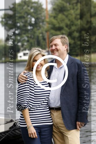 Warmond 7 juli 2017
Koninklijk fotouurtje in Warmond . Koning Willem Alexander Koningin Maxima prionses Amalia Ariane en Alexia komen aanvaren met een sloep.