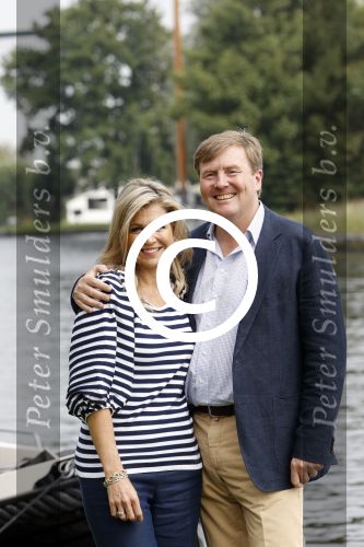 Warmond 7 juli 2017
Koninklijk fotouurtje in Warmond . Koning Willem Alexander Koningin Maxima prionses Amalia Ariane en Alexia komen aanvaren met een sloep.