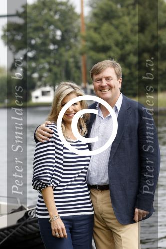 Warmond 7 juli 2017
Koninklijk fotouurtje in Warmond . Koning Willem Alexander Koningin Maxima prionses Amalia Ariane en Alexia komen aanvaren met een sloep.