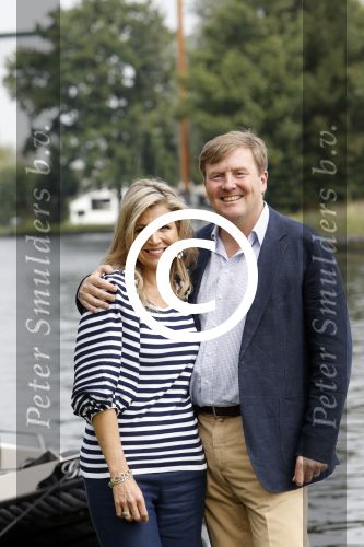 Warmond 7 juli 2017
Koninklijk fotouurtje in Warmond . Koning Willem Alexander Koningin Maxima prionses Amalia Ariane en Alexia komen aanvaren met een sloep.