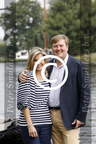 Warmond 7 juli 2017
Koninklijk fotouurtje in Warmond . Koning Willem Alexander Koningin Maxima prionses Amalia Ariane en Alexia komen aanvaren met een sloep.