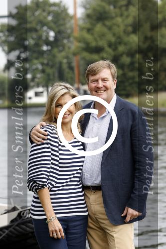 Warmond 7 juli 2017
Koninklijk fotouurtje in Warmond . Koning Willem Alexander Koningin Maxima prionses Amalia Ariane en Alexia komen aanvaren met een sloep.