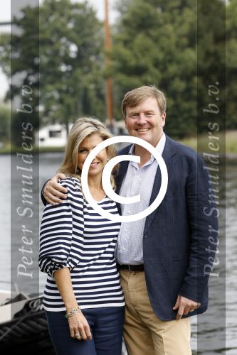 Warmond 7 juli 2017
Koninklijk fotouurtje in Warmond . Koning Willem Alexander Koningin Maxima prionses Amalia Ariane en Alexia komen aanvaren met een sloep.