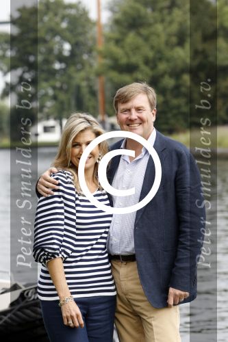 Warmond 7 juli 2017
Koninklijk fotouurtje in Warmond . Koning Willem Alexander Koningin Maxima prionses Amalia Ariane en Alexia komen aanvaren met een sloep.