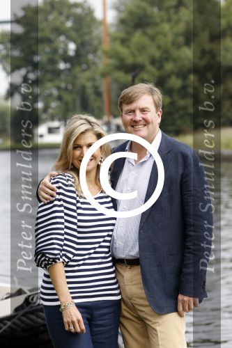 Warmond 7 juli 2017
Koninklijk fotouurtje in Warmond . Koning Willem Alexander Koningin Maxima prionses Amalia Ariane en Alexia komen aanvaren met een sloep.