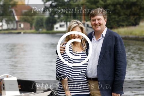 Warmond 7 juli 2017
Koninklijk fotouurtje in Warmond . Koning Willem Alexander Koningin Maxima prionses Amalia Ariane en Alexia komen aanvaren met een sloep.