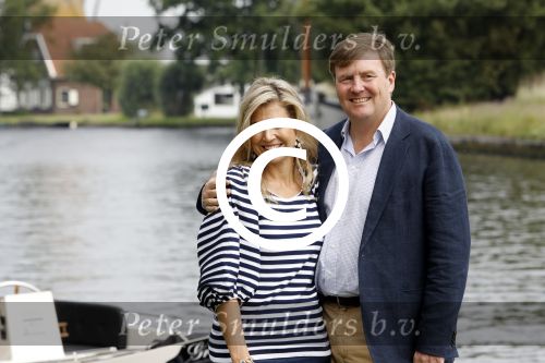 Warmond 7 juli 2017
Koninklijk fotouurtje in Warmond . Koning Willem Alexander Koningin Maxima prionses Amalia Ariane en Alexia komen aanvaren met een sloep.