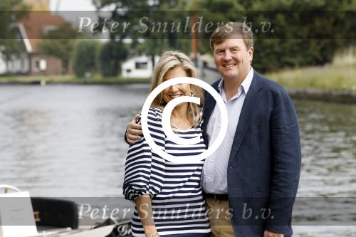 Warmond 7 juli 2017
Koninklijk fotouurtje in Warmond . Koning Willem Alexander Koningin Maxima prionses Amalia Ariane en Alexia komen aanvaren met een sloep.