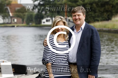 Warmond 7 juli 2017
Koninklijk fotouurtje in Warmond . Koning Willem Alexander Koningin Maxima prionses Amalia Ariane en Alexia komen aanvaren met een sloep.