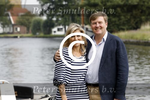 Warmond 7 juli 2017
Koninklijk fotouurtje in Warmond . Koning Willem Alexander Koningin Maxima prionses Amalia Ariane en Alexia komen aanvaren met een sloep.