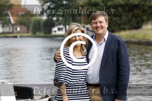 Warmond 7 juli 2017
Koninklijk fotouurtje in Warmond . Koning Willem Alexander Koningin Maxima prionses Amalia Ariane en Alexia komen aanvaren met een sloep.