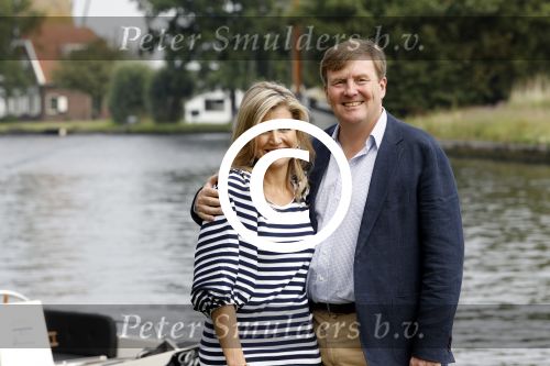 Warmond 7 juli 2017
Koninklijk fotouurtje in Warmond . Koning Willem Alexander Koningin Maxima prionses Amalia Ariane en Alexia komen aanvaren met een sloep.