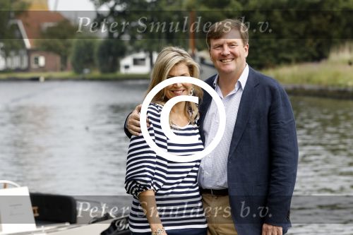 Warmond 7 juli 2017
Koninklijk fotouurtje in Warmond . Koning Willem Alexander Koningin Maxima prionses Amalia Ariane en Alexia komen aanvaren met een sloep.