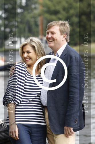 Warmond 7 juli 2017
Koninklijk fotouurtje in Warmond . Koning Willem Alexander Koningin Maxima prionses Amalia Ariane en Alexia komen aanvaren met een sloep.