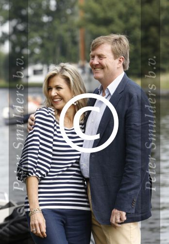 Warmond 7 juli 2017
Koninklijk fotouurtje in Warmond . Koning Willem Alexander Koningin Maxima prionses Amalia Ariane en Alexia komen aanvaren met een sloep.