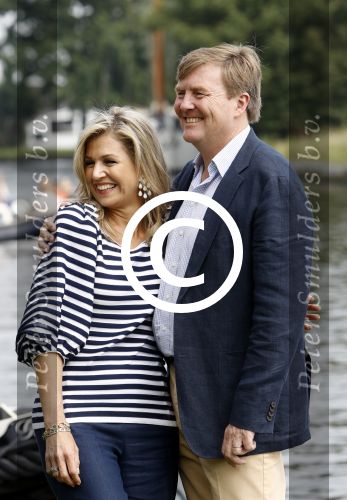 Warmond 7 juli 2017
Koninklijk fotouurtje in Warmond . Koning Willem Alexander Koningin Maxima prionses Amalia Ariane en Alexia komen aanvaren met een sloep.